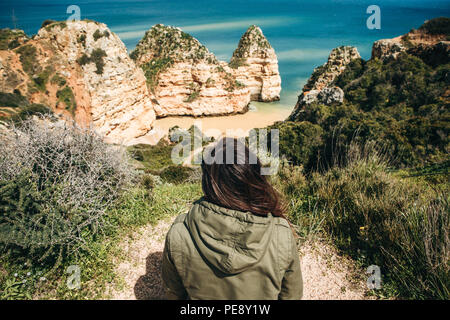 Une jeune femme touriste jouit d'une vue magnifique sur l'océan Atlantique et le paysage de la côte du Portugal. Banque D'Images