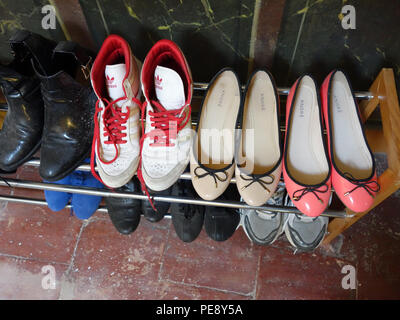 Étagère à chaussures collection dans une chambre de filles de 20 ans dans une grande maison française Banque D'Images