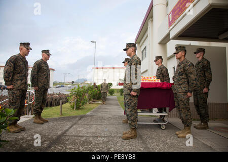 Corps des Marines américains, le général Richard Simcock II et le Colonel Dave Odom représentent les Marines de la 3e Division de marines desservant tout le Pacifique pendant un gâteau symbolique pour commémorer le 240e anniversaire du Marine Corps célébration sur Camp Schwab, Okinawa, Japon, le 10 novembre 2015. Simcock est le général commandant la 3e Division de marines, et Odom est le commandant du 4e Régiment de Marines, 3e Division de marines, III Marine Expeditionary Force. (U.S. Marine Corps photo de LCpl. Fallon Makenzie/libérés) Banque D'Images