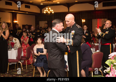 Corps des Marines américains, le général Richard Simcock II grâce a pris sa retraite le général Terry Robling pour ses remarques au cours de la 3e Division de marines anniversaire ballon au Club des Officiers de Butler sur Camp Foster, Okinawa, Japon, le 6 novembre 2015. Simcock est le général commandant la 3e Division de marines. Robling, l'invité d'honneur, a reçu une ovation debout après son discours. (U.S. Marine Corps photo de LCpl. Fallon Makenzie/libérés) Banque D'Images