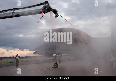 Estonian Air force responsables travaillent ensemble pour dégivrer l'aile d'un corps expéditionnaire du 74e Escadron de chasse A-10 Thunderbolt II attaque aéronefs affectés à la 23d'aile à Moody Air Force Base, Ga., sur la piste de la base aérienne d'Amari, l'Estonie, le 8 oct., 2015. L'opération a été la première fois, l'Estonian maintainers utilisé le matériel de dégivrage à l'extérieur de la formation. (U.S. Air Force photo par Andrea Jenkins/libérés) Banque D'Images