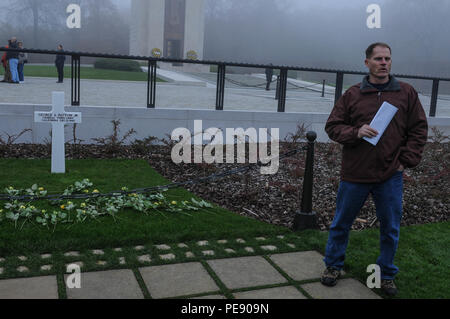 Aumônier de l'Armée US (Lt. Le colonel) William Harrison, affecté à la 4e Division d'infanterie de l'élément de commandement de mission traite de "la prière" Météo, en face de la dernière demeure du Général George S. Patton, ancien commandant de la 3e Armée américaine. La prière "météo" ou "Patton's Prayer" était une prière écrite par Aumônier (Col.) James O'Neill à la demande de Patton pendant la Bataille des Ardennes. Lorsque le temps s'est dégagé peu après, Patton décerné O'Neill la Bronze Star Medal. (U.S. Photo de l'armée par le Sgt. 1re classe Jason E. Epperson) Banque D'Images