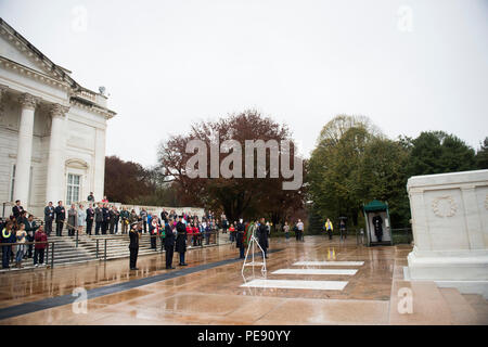 Lors d'une cérémonie de dépôt de gerbes au cimetière national d'Arlington, le ministre britannique des Affaires étrangères a honoré la tombe du soldat inconnu pendant que Taps jouait. Tombeau Sentinelles du 3e régiment d'infanterie américain, la vieille garde, a effectué des tâches cérémonielles. L’événement a mis en lumière les coutumes militaires, le souvenir, le respect et la reconnaissance internationale des sacrifices des soldats. Banque D'Images