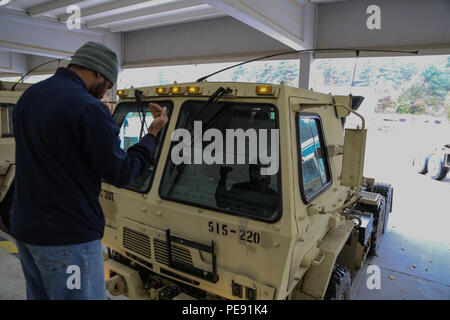 Un soldat du 18e bataillon de soutien à la durabilité du combat parcourt un véhicule tactique moyen léger pour l'installation de multiples systèmes d'engagement laser intégrés pendant l'exercice Combined Resolve V au Centre de préparation multinationale conjoint à Hohenfels, en Allemagne, le 15 octobre 2015. L'exercice comportait une formation multinationale, l'amélioration de l'interopérabilité, les opérations tactiques, la coordination logistique, l'état de préparation des forces, et l'intégration opérationnelle de la région du Commandement européen de l'armée américaine dans 13 pays partenaires de l'OTAN et européens. Banque D'Images