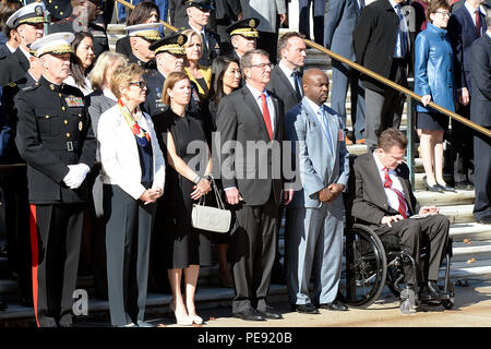 Le secrétaire à la Défense et son épouse ont assisté à la 62e célébration annuelle de la Journée nationale des anciens combattants au cimetière national d'Arlington, en Virginie, le 11 novembre 2015. L'événement a honoré les vétérans militaires, a comporté le dépôt cérémoniel de couronnes, et a inclus des officiels et des militaires rendant hommage à ceux qui ont servi, reflétant la reconnaissance nationale des contributions et des sacrifices des vétérans. Banque D'Images