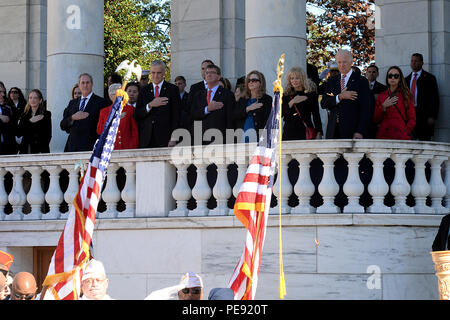 Lors de la 62e célébration annuelle de la Journée nationale des anciens combattants au cimetière national d'Arlington, le secrétaire à la Défense Ash carter rend hommage aux anciens combattants américains. La cérémonie comprenait le dépôt de couronnes, des présentations de drapeaux, des moments de silence et des salutations officielles. Le personnel militaire, les représentants du gouvernement et les civils étaient présents pour reconnaître et commémorer le service et le sacrifice des anciens combattants. L'événement a mis en lumière le respect national, le souvenir et l'hommage patriotique aux forces armées des États-Unis et à leurs contributions à la défense nationale. Banque D'Images