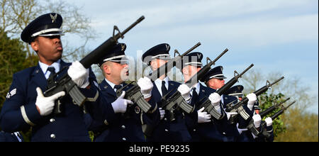 Les membres de la garde d'honneur du 423rd Air base Group effectuent une volée cérémonielle et jouent des robinets lors de la cérémonie de la Journée des anciens combattants au cimetière américain de Cambridge, au Royaume-Uni, le 11 novembre 2015. L'hommage rend hommage à 3 812 militaires américains enterrés au cimetière et aux anciens combattants du passé et du présent. L'événement met l'accent sur le protocole militaire, la précision cérémonielle, le souvenir, le respect, la coopération interservices, et la tradition, renforçant l'importance historique du service militaire américain et du patrimoine national. Banque D'Images