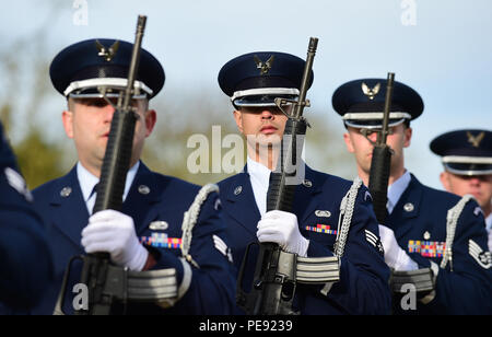 Les membres de la garde d'honneur du 423rd Air base Group préparent et effectuent une volée cérémonielle et jouent des robinets lors de la cérémonie de la Journée des vétérans au cimetière américain de Cambridge, au Royaume-Uni, le 11 novembre 2015. La cérémonie rend hommage à 3 812 militaires américains enterrés au cimetière et aux anciens combattants du passé et du présent, renforçant la tradition militaire, le protocole, l'observance cérémonielle, la coopération interservices, souvenir, respect, leadership et commémoration historique. Banque D'Images