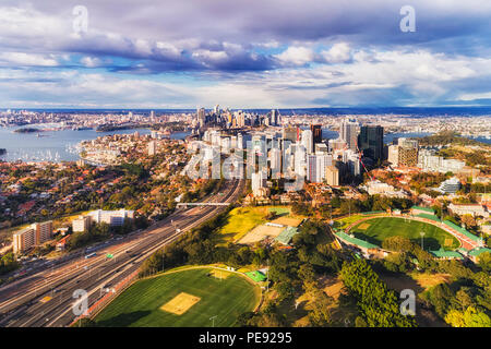 North Sydney ovale avec North Sydney hautes tours le long de Warringah freeway et plus bas dans le port de Sydney CBD en ville avec des vue aérienne. Banque D'Images