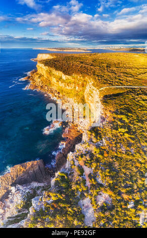 Des falaises escarpées du pacifique sur la côte de North Head, face à Sydney - aerial view à partir du bord de l'horizon jusqu'à la falaise, le ciel et la ville de la CDB. Banque D'Images