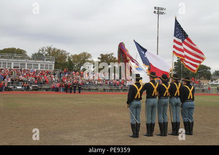 Garde une couleur à partir de la Division de cavalerie, devant une foule compacte d'élèves à l'école secondaire à J Salado Salado, Texas pendant la marche de la liberté de l'école Nov 10. Au cours de l'événement, environ 50 des troupes du Fort Hood ont interagi avec les élèves et le personnel, bien que l'école a rendu hommage à la fois à ceux qui servent présentement et ceux qui ont servi dans le passé. (U.S. Photo de l'armée par le sergent. Christopher Calvert, 1re Division de cavalerie (PAO) Parution) Banque D'Images