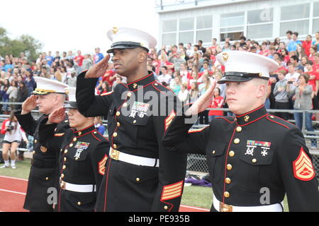 Les marines militaires durant l'hymne national à Salado J High School à Salado, Texas, au cours de la liberté de l'école à pied 10 nov. Au cours de l'événement, environ 50 des troupes du Fort Hood ont interagi avec les élèves et le personnel, bien que l'école a rendu hommage à la fois à ceux qui servent présentement et ceux qui ont servi dans le passé. (U.S. Photo de l'armée par le sergent. Christopher Calvert, 1re Division de cavalerie (PAO) Parution) Banque D'Images