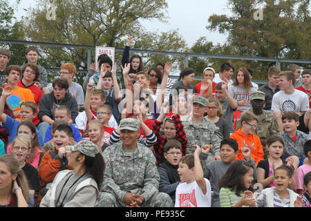 Plusieurs soldats de la Division de cavalerie s'asseoir dans une foule compacte d'élèves à l'école secondaire à J Salado Salado, Texas, au cours de la liberté de l'école à pied 10 nov. Au cours de l'événement, environ 50 des troupes du Fort Hood ont interagi avec les élèves et le personnel, bien que l'école a rendu hommage à la fois à ceux qui servent présentement et ceux qui ont servi dans le passé. (U.S. Photo de l'armée par le sergent. Christopher Calvert, 1re Division de cavalerie (PAO) Parution) Banque D'Images