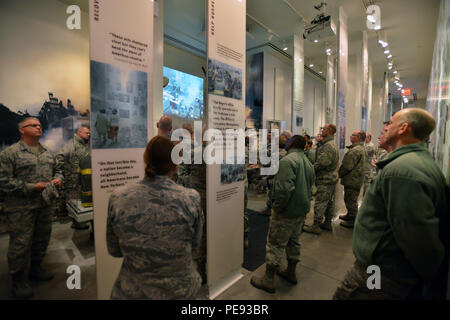 Le 11 novembre 2015, des membres du Conseil consultatif de terrain ont visité le Ground Zero Memorial, le World Trade Center et l'échelle 10 du FDNY dans le Lower Manhattan pour leur conférence trimestrielle de la Journée des anciens combattants. Les membres du Conseil ont discuté avec les premiers intervenants du 11 septembre et les responsables de la Garde nationale aérienne, soulignant la mission de l’EFAC de représenter les membres enrôlés, de faciliter la communication et de soutenir le perfectionnement professionnel et l’amélioration organisationnelle. Banque D'Images