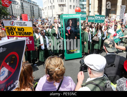 Un grand chœur gospel apporte le bruit à l'Atout anti-protestation, la prestation d'un sauveur potentiel sous la forme d'Oprah Winfrey, en tant que puissance de Paddy réduisait le talk show de l'élection présidentielle de l'hôte à 20/1. 'Oprahtic' ont été en pleine voix comme ils ont un son réaliste à roues de cire Winfrey à travers le mars, à la suite d'un sondage dans lequel 71  % de Britanniques ont déclaré qu'ils aimerait qu'elle s'exécute. Doté d''atmosphère : où : London, Royaume-Uni Quand : 13 Oct 2018 Crédit : Joe Pepler/WENN.com/PinPep Banque D'Images