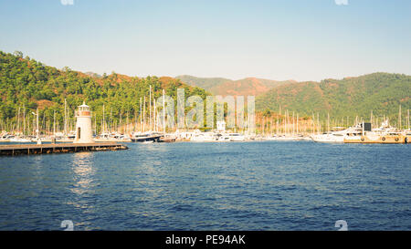 Yachts de luxe amarrés au port de mer. Belle seascape avec de nombreux bateaux. Banque D'Images