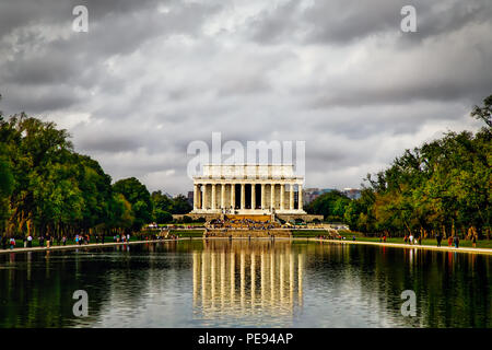 Les gens qui marchent le National Mall devant le Lincoln Memorial à Washington DC. Banque D'Images