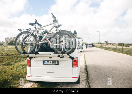 Le Portugal, Lagos, 12 avril, 2018 :. Une voiture pour voyager avec des vélos est garé sur le côté de la route. Le repos actif et des voyages en famille. Banque D'Images