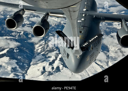 Un C-17 Globemaster, d Joint-Base Lewis McChord, Wash., reçoit d'un carburant 92ème Escadre de ravitaillement en vol KC-135 Stratotanker, 12 novembre 2015, sur l'état de Washington. Pendant le vol les commandants honoraire ont été en mesure de mettre en regard le s.. Gregory Albers, 93e Escadron de ravitaillement en vol, l'opérateur flèche lors du ravitaillement en carburant, ainsi que l'affichage de l'autre mission de ravitaillement de l'habitacle d'une autre le KC-135 et C-17. (U.S. Air Force-photo d'un membre de la 1re classe Taylor Bourgeous) Banque D'Images