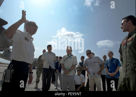 La Marine américaine, le maître de deuxième classe Peter Haas, 46e Escadron de patrouille, opérateur acoustique et Mitsuo Yamaguchi, 18e Escadron de génie civil section formation incendie assistant, discuter des différentes parties d'un P-3 au cours d'un événement de formation sortie d'avions bilatéral le 29 octobre 2015 à Kadena Air Base, au Japon. Cette formation a permis de l'air, la marine, et d'Okinawa les forces d'intervention d'urgence à travailler ensemble et coordonner les réponses. (U.S. Air Force photo par un membre de la 1re classe Lynette M. Rolen) Banque D'Images