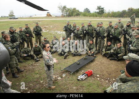 Le Sgt. Christine vu, un infirmier de vol F Compagnie, 5e Bataillon, 159e Régiment d'aviation, de Clearwater, Floride, explique les procédures de la litière sécurisé à un groupe d'élèves-officiers de la Force de sécurité du Kosovo au cours d'un exercice à la KSF Training and Doctrine Command, Centre d'études universitaires, le 24 octobre 2015, à Ferizaj, Kosovo. Vu et son unité de réserve sont en service dans le cadre de la bataille du poste de commandement Sud Group-East, un élément de la Force de l'OTAN au Kosovo de la mission de soutien de la paix. (U.S. Photo de l'armée par Ardian Nrecaj, Bataille multinationales Group-East) Banque D'Images