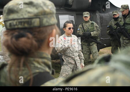 Le Sgt. Christine vu, un infirmier de vol F Compagnie, 5e Bataillon, 159e Régiment d'aviation, de Clearwater, Floride, explique les procédures de la litière sécurisé à un groupe d'élèves-officiers de la Force de sécurité du Kosovo au cours d'un exercice à la KSF Training and Doctrine Command, Centre d'études universitaires, le 24 octobre 2015, à Ferizaj, Kosovo. Vu et son unité de réserve sont en service dans le cadre de la bataille du poste de commandement Sud Group-East, un élément de la Force de l'OTAN au Kosovo de la mission de soutien de la paix. (U.S. Photo de l'armée par Ardian Nrecaj, Bataille multinationales Group-East) Banque D'Images