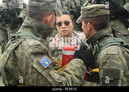 Le Sgt. Christine vu, un infirmier de vol F Compagnie, 5e Bataillon, 159e Régiment d'aviation, de Clearwater, Floride, explique les procédures de renvoi d'évacuation sanitaire d'un groupe d'élèves-officiers de la Force de sécurité du Kosovo au cours d'un exercice à la KSF Training and Doctrine Command, Centre d'études universitaires, le 24 octobre 2015, à Ferizaj, Kosovo. Vu et son unité de réserve sont en service dans le cadre de la bataille du poste de commandement Sud Group-East, un élément de la Force de l'OTAN au Kosovo de la mission de soutien de la paix. (U.S. Photo de l'armée par Ardian Nrecaj, Bataille multinationales Group-East) Banque D'Images