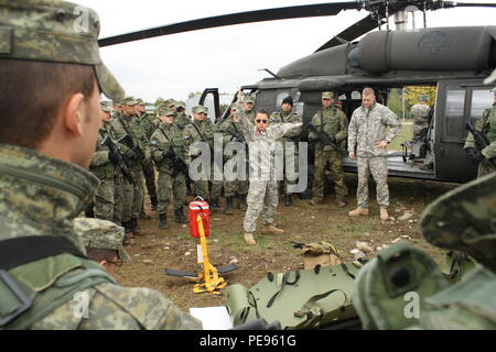 Le Sgt. Christine vu, un infirmier de vol F Compagnie, 5e Bataillon, 159e Régiment d'aviation, de Clearwater, Floride, explique les procédures de renvoi d'évacuation sanitaire d'un groupe d'élèves-officiers de la Force de sécurité du Kosovo au cours d'un exercice à la KSF Training and Doctrine Command, Centre d'études universitaires, le 24 octobre 2015, à Ferizaj, Kosovo. Vu et son unité de réserve sont en service dans le cadre de la bataille du poste de commandement Sud Group-East, un élément de la Force de l'OTAN au Kosovo de la mission de soutien de la paix. (U.S. Photo de l'armée par Ardian Nrecaj, Bataille multinationales Group-East) Banque D'Images