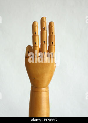 Main en bois mannequin faisant des gestes avec 3 doigts Banque D'Images