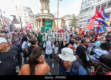 Un grand chœur gospel apporte le bruit à l'Atout anti-protestation, la prestation d'un sauveur potentiel sous la forme d'Oprah Winfrey, en tant que puissance de Paddy réduisait le talk show de l'élection présidentielle de l'hôte à 20/1. 'Oprahtic' ont été en pleine voix comme ils ont un son réaliste à roues de cire Winfrey à travers le mars, à la suite d'un sondage dans lequel 71  % de Britanniques ont déclaré qu'ils aimerait qu'elle s'exécute. Doté d''atmosphère : où : London, Royaume-Uni Quand : 13 Oct 2018 Crédit : Joe Pepler/WENN.com/PinPep Banque D'Images