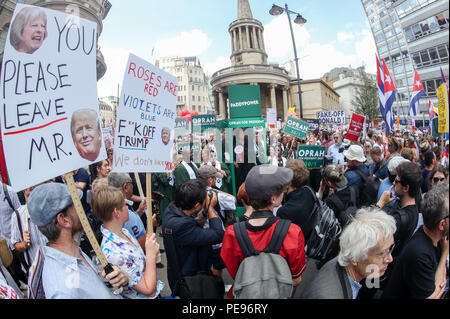 Un grand chœur gospel apporte le bruit à l'Atout anti-protestation, la prestation d'un sauveur potentiel sous la forme d'Oprah Winfrey, en tant que puissance de Paddy réduisait le talk show de l'élection présidentielle de l'hôte à 20/1. 'Oprahtic' ont été en pleine voix comme ils ont un son réaliste à roues de cire Winfrey à travers le mars, à la suite d'un sondage dans lequel 71  % de Britanniques ont déclaré qu'ils aimerait qu'elle s'exécute. Doté d''atmosphère : où : London, Royaume-Uni Quand : 13 Oct 2018 Crédit : Joe Pepler/WENN.com/PinPep Banque D'Images