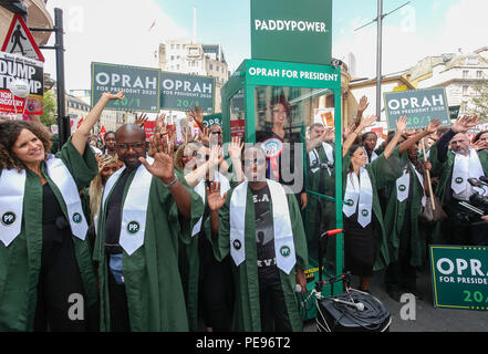 Un grand chœur gospel apporte le bruit à l'Atout anti-protestation, la prestation d'un sauveur potentiel sous la forme d'Oprah Winfrey, en tant que puissance de Paddy réduisait le talk show de l'élection présidentielle de l'hôte à 20/1. 'Oprahtic' ont été en pleine voix comme ils ont un son réaliste à roues de cire Winfrey à travers le mars, à la suite d'un sondage dans lequel 71  % de Britanniques ont déclaré qu'ils aimerait qu'elle s'exécute. Doté d''atmosphère : où : London, Royaume-Uni Quand : 13 Oct 2018 Crédit : Joe Pepler/WENN.com/PinPep Banque D'Images