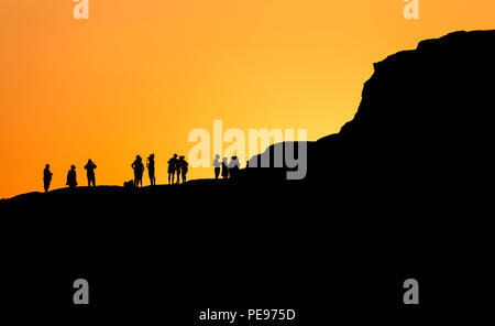 Coucher du soleil dans la Scala dei Turchi en Sicile (Italie) en silhouette fascinante. La Scala dei Turchi est une roche calcaire fascinant sur une pente raide près de la mer Banque D'Images