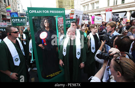 Un grand chœur gospel apporte le bruit à l'Atout anti-protestation, la prestation d'un sauveur potentiel sous la forme d'Oprah Winfrey, en tant que puissance de Paddy réduisait le talk show de l'élection présidentielle de l'hôte à 20/1. 'Oprahtic' ont été en pleine voix comme ils ont un son réaliste à roues de cire Winfrey à travers le mars, à la suite d'un sondage dans lequel 71  % de Britanniques ont déclaré qu'ils aimerait qu'elle s'exécute. Doté d''atmosphère : où : London, Royaume-Uni Quand : 13 Oct 2018 Crédit : Joe Pepler/WENN.com/PinPep Banque D'Images