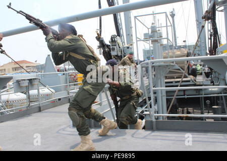 Aider les Marines des États-Unis Royaume-Uni Royal Marine Commandos dans l'enseignement de visite, conseil, perquisition et saisie (VBSS) à l'Operaçües Fuzileiros Especiais Marines, le 6 octobre, à bord de la Royal Navy britannique HMS Lancaster, à Lobito, en Angola. La formation est venu à la demande de l'U.S. Naval Forces l'Afrique et la marine britannique à l'appui de l'Afrique de l'NAVAF Station Partenariat missions dans le golfe de Guinée. Cinq Marines américains et un marin de l'US Navy Marine Groupe de travail spécialisé air-sol crise Response-Africa ont participé à la formation, qui comprenait également des exercices d'action immédiate, les patrouilles, la main d'armes Banque D'Images