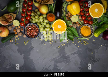 Nettoyer le choix des aliments. Arrière-plan de la nourriture saine, le cadre d'aliments biologiques. Légumes, fruits, noix, épices. Régime équilibré sur un fond noir. Haut Banque D'Images