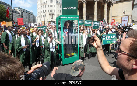 Un grand chœur gospel apporte le bruit à l'Atout anti-protestation, la prestation d'un sauveur potentiel sous la forme d'Oprah Winfrey, en tant que puissance de Paddy réduisait le talk show de l'élection présidentielle de l'hôte à 20/1. 'Oprahtic' ont été en pleine voix comme ils ont un son réaliste à roues de cire Winfrey à travers le mars, à la suite d'un sondage dans lequel 71  % de Britanniques ont déclaré qu'ils aimerait qu'elle s'exécute. Doté d''atmosphère : où : London, Royaume-Uni Quand : 13 Oct 2018 Crédit : Joe Pepler/WENN.com/PinPep Banque D'Images