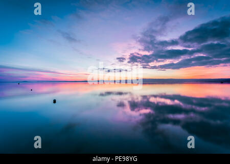 Le lac de Bolsena au coucher du soleil. Un endroit merveilleux entouré par la Campagne du Latium. C'est le plus grand lac volcanique d'Europe. Banque D'Images