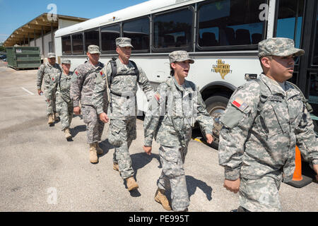 Texas State Guardsman Pvt. Angeline Sanchez la cadence des appels dans le cadre de l'exercice et à la cérémonie du passage de la 2e Régiment Régional de Formation d'orientation de base - Phase II a tenu à Austin, Texas, le 19 septembre 2015. Agobot se tient deux fois par année dans différents domaines à travers l'état d'enseigner de nouvelles coutumes militaires, gardes les premiers soins et de RCR, percer et cérémonie, la navigation terrestre et de radio communication. La formation est divisée en deux phases au cours des exercices mensuels. (U.S. La Garde nationale de l'armée photo par le Sgt. 1re classe Malcolm McClendon) Banque D'Images