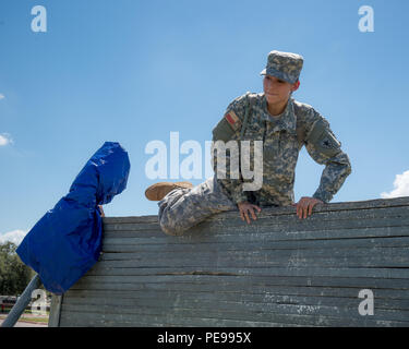 Texas State Guardsman Pvt. Angeline Sanchez navigue sur le Leadership Reaction Course à la 2e Régiment Régional de Formation d'orientation de base - Phase II a tenu à Austin, Texas, le 19 septembre 2015. Agobot se tient deux fois par année dans différents domaines à travers l'état d'enseigner de nouvelles coutumes militaires, gardes les premiers soins et de RCR, percer et cérémonie, la navigation terrestre et de radio communication. La formation est divisée en deux phases au cours des exercices mensuels. (U.S. La Garde nationale de l'armée photo par le Sgt. 1re classe Malcolm McClendon) Banque D'Images