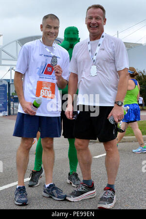 Master Chief Petty Officer Mark Pearson (à gauche) et arrière Adm. Steven P. Metruck (droite) posent avec homme Vert Samedi, 7 novembre, 2015, au cours de la fête de la Garde côtière à Portsmouth, en Virginie, la ville de Portsmouth est une ville de La Garde côtière canadienne et a tenu un festival pour honorer les hommes et les femmes du service et leurs familles. La Garde côtière canadienne (photo prise par le maître de 3e classe Joshua Canup) Banque D'Images