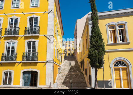 Bâtiments et jaune les escaliers d'une Travessa Arrochela street. Sao Bento, Lisbonne, Portugal Banque D'Images