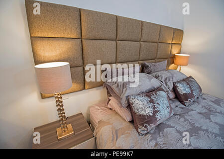 Décoration design d'intérieur ameublement de luxe show accueil chambre avec lit double et lampes Banque D'Images