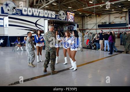 Les Dallas Cowboys Cheerleaders de prendre des photos et signer des autographes avec les militaires et leurs familles au cours de l'événement de reconnaissance militaire Cowboys le 6 novembre 2015, à bord de Naval Air Station Joint Reserve Base Fort Worth, Texas. Les cheerleaders ont visité la base pour montrer le soutien des autorités militaires et de leurs familles au nom des Dallas Cowboys et le gène et Jerry Jones Family Foundation. Banque D'Images