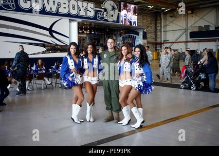 Les Dallas Cowboys Cheerleaders de prendre des photos et signer des autographes avec les militaires et leurs familles au cours de l'événement de reconnaissance militaire Cowboys le 6 novembre 2015, à bord de Naval Air Station Joint Reserve Base Fort Worth, Texas. Les cheerleaders ont visité la base pour montrer le soutien des autorités militaires et de leurs familles au nom des Dallas Cowboys et le gène et Jerry Jones Family Foundation. Banque D'Images