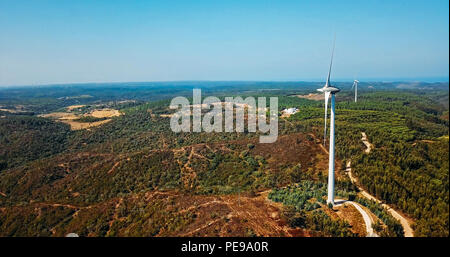 Vue aérienne du parc d'éoliennes produisant de l'électricité propre au Portugal Banque D'Images