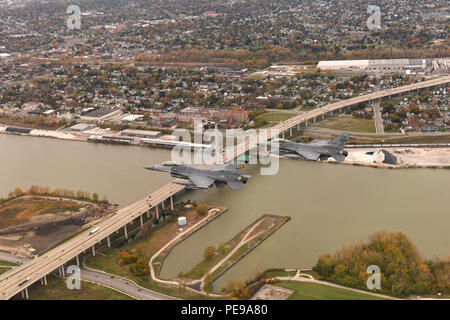 F-16 Fighting Falcon de la 180e Escadre de chasse, Ohio Air National Guard, effectuer une mission d'entraînement de routine au cours de la ville de verre Anciens Combattants Skyway à Toledo, Ohio, le 24 octobre 2015. Le 180e FW effectue entraînement quotidien, menées dans des environnements réalistes dans des circonstances, afin de s'assurer que nos forces canadiennes maintiennent les plus hauts niveaux de compétence et de volonté de défendre notre nation comme la plus mortelle, innovateurs et efficaces dans l'Escadre de chasse de la Force totale, au pays et à l'étranger. Banque D'Images