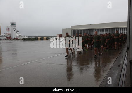 Des centaines de Marines courir sous la pluie à travers la ligne de vol au cours de l'anniversaire du Corps des Marines au Marine Corps Air Station Cherry Point, N.C., 9 novembre 2015. Plus de 1 500 Marines américains et les marins à la 2e Escadre d'avions Marine et MCAS Cherry Point a participé à une course de motivation pour commémorer le 240e anniversaire du Marine Corps. La course a lieu chaque année pour célébrer les traditions de la Marine Corps et la camaraderie des membres du service. (U.S. Marine Corps photo par le Cpl. Roberts unique/ publié) Banque D'Images