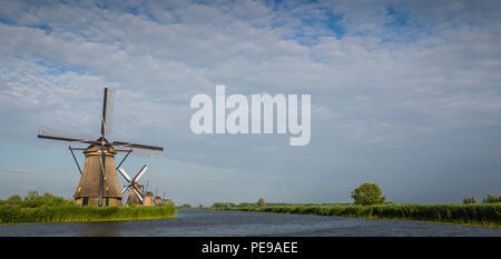 Moulins à vent hollandais traditionnel dans la région de Kinderdijk, Hollande. Banque D'Images