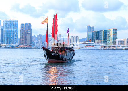 Hong Kong - le 26 juin 2018 : l'Aqua Luna navire dans le port de Victoria Banque D'Images